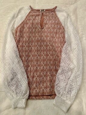 Gimmicks Women's Lace Sleeve Top - dusty rose and White, size large.